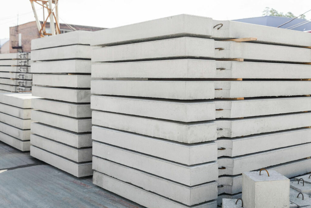 Jakie są zalety gotowych prefabrykatów betonowych w stosunku do elementów betonowych wytwarzanych na budowie?